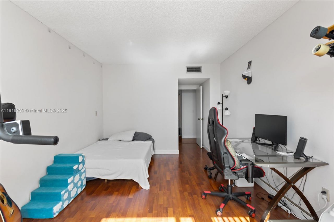 1980 S Ocean Dr, Unit 8Q, Hallandale Beach, FL 33009 Photo