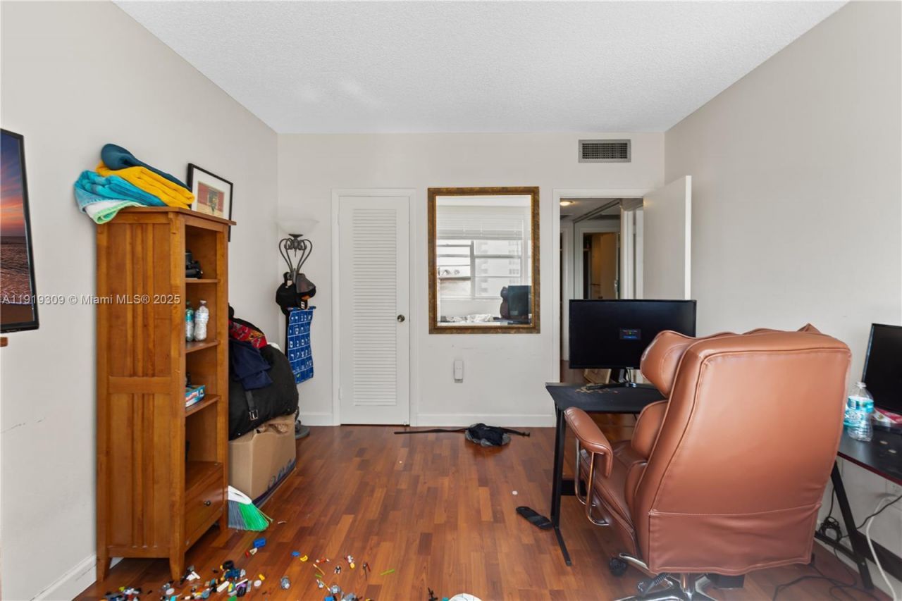 1980 S Ocean Dr, Unit 8Q, Hallandale Beach, FL 33009 Photo