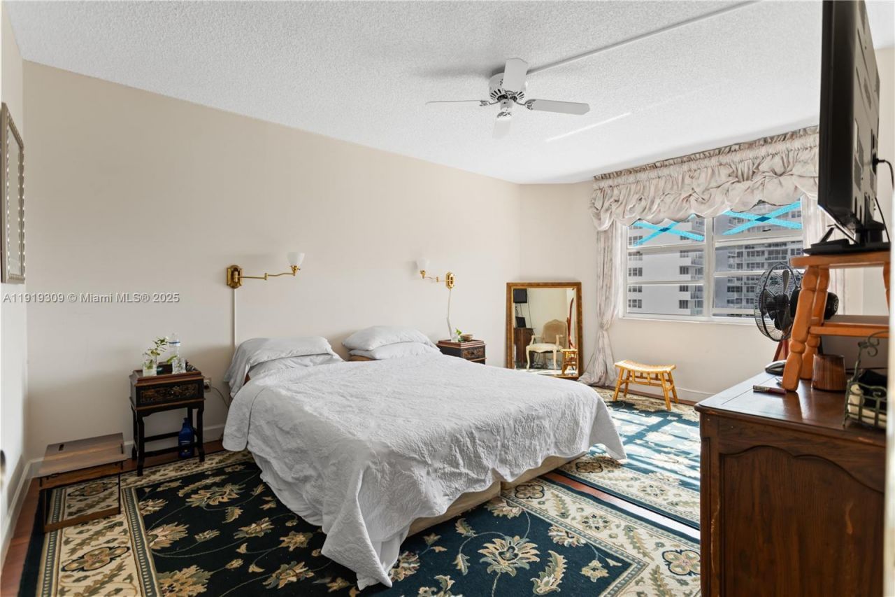 1980 S Ocean Dr, Unit 8Q, Hallandale Beach, FL 33009 Photo