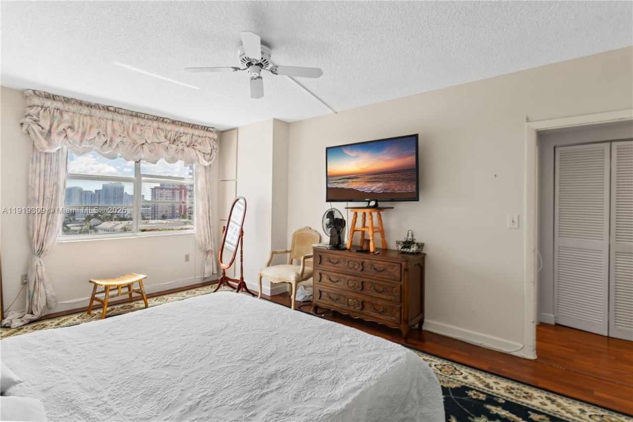 1980 S Ocean Dr, Unit 8Q, Hallandale Beach, FL 33009 Photo