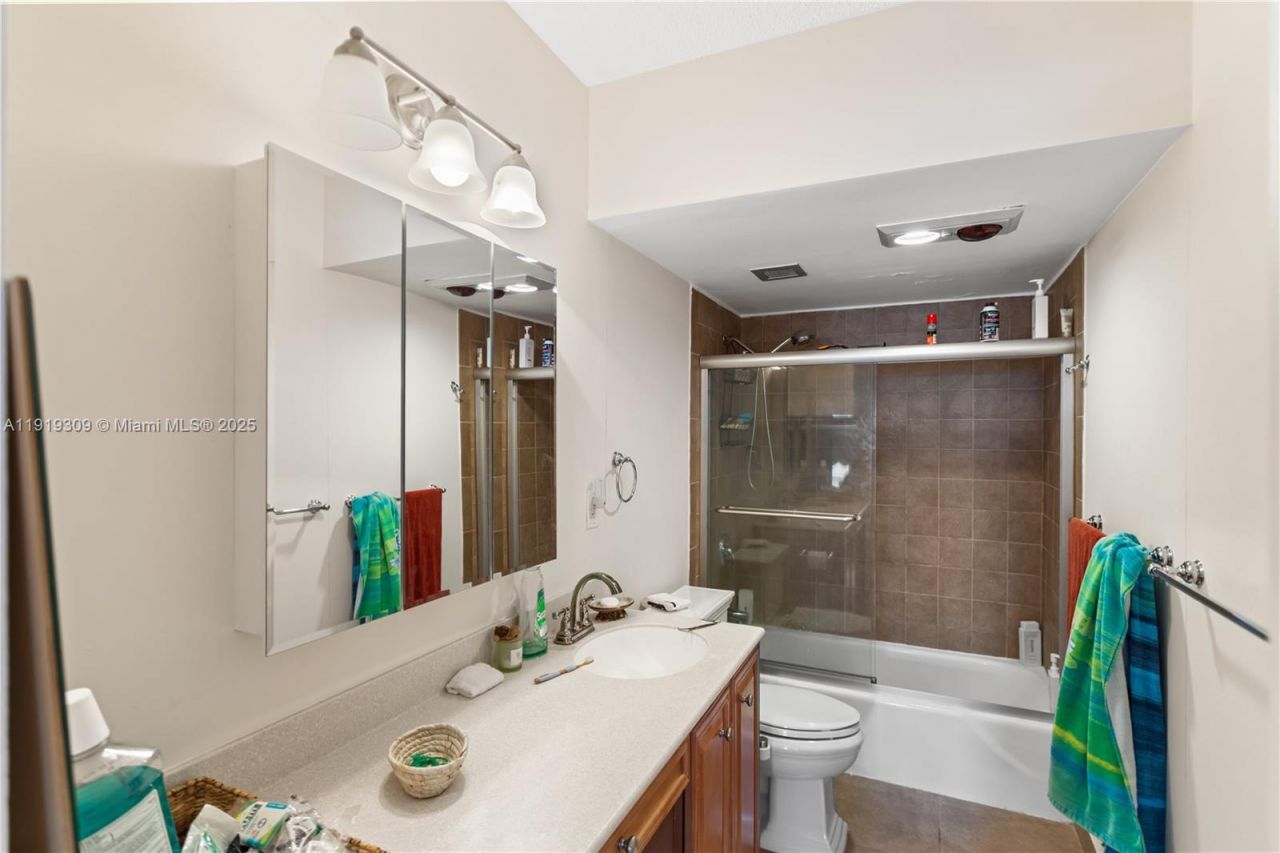 1980 S Ocean Dr, Unit 8Q, Hallandale Beach, FL 33009 Photo