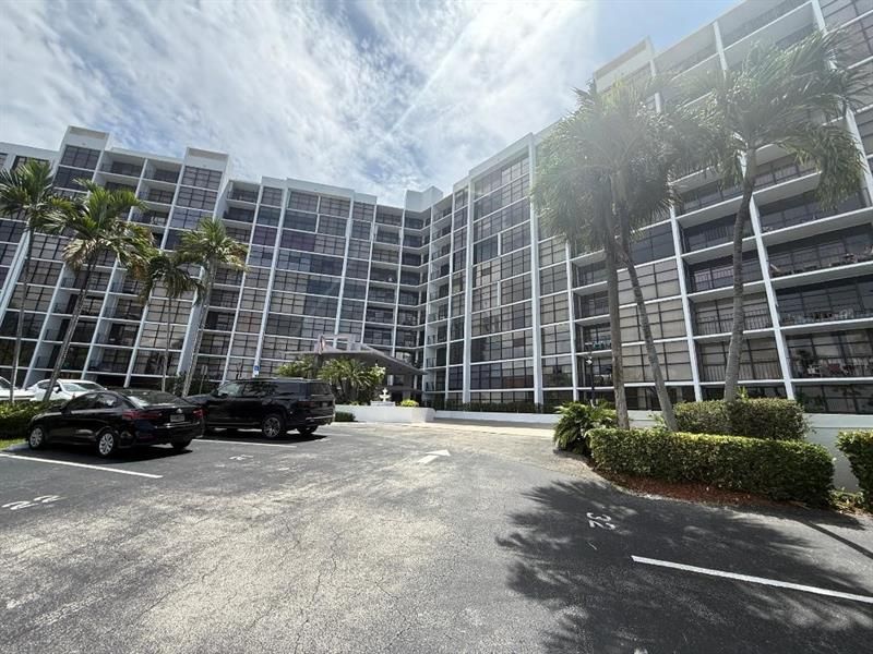 600 Parkview Dr, Unit 826, Hallandale Beach, FL 33009 Photo