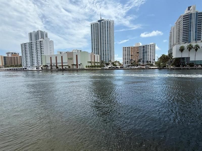 600 Parkview Dr, Unit 826, Hallandale Beach, FL 33009 Photo