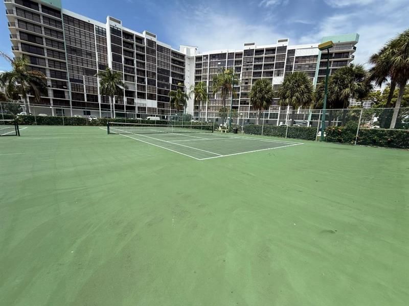 600 Parkview Dr, Unit 826, Hallandale Beach, FL 33009 Photo