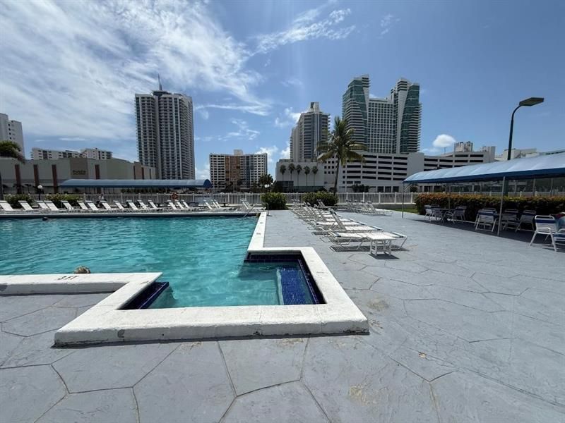 600 Parkview Dr, Unit 826, Hallandale Beach, FL 33009 Photo