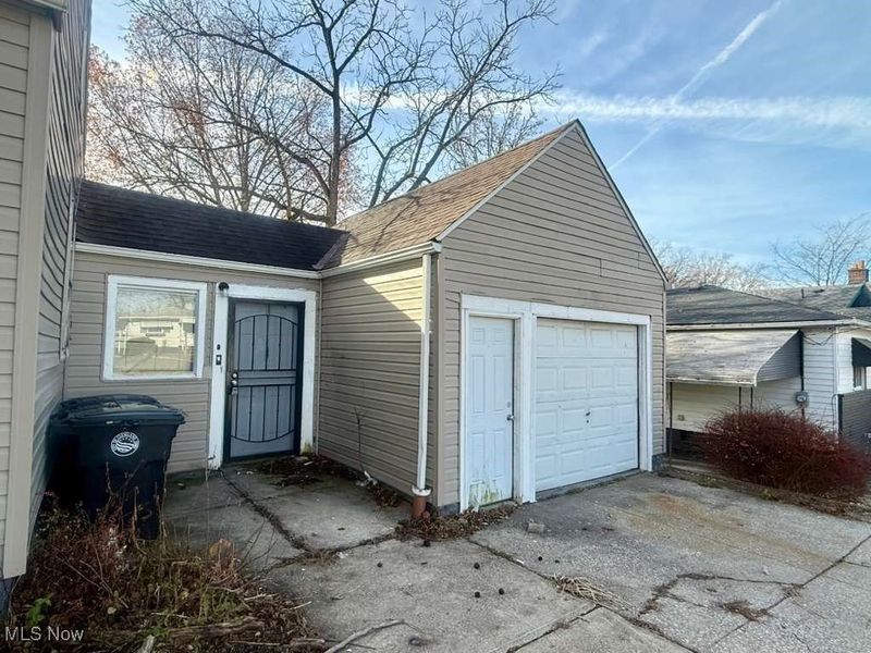 17208 Lipton Avenue, Cleveland, OH 44128 Photo 2