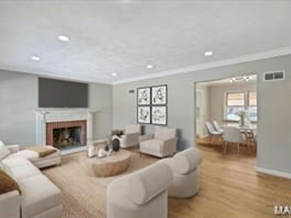 6902 Ira Avenue, St Louis, MO 63121