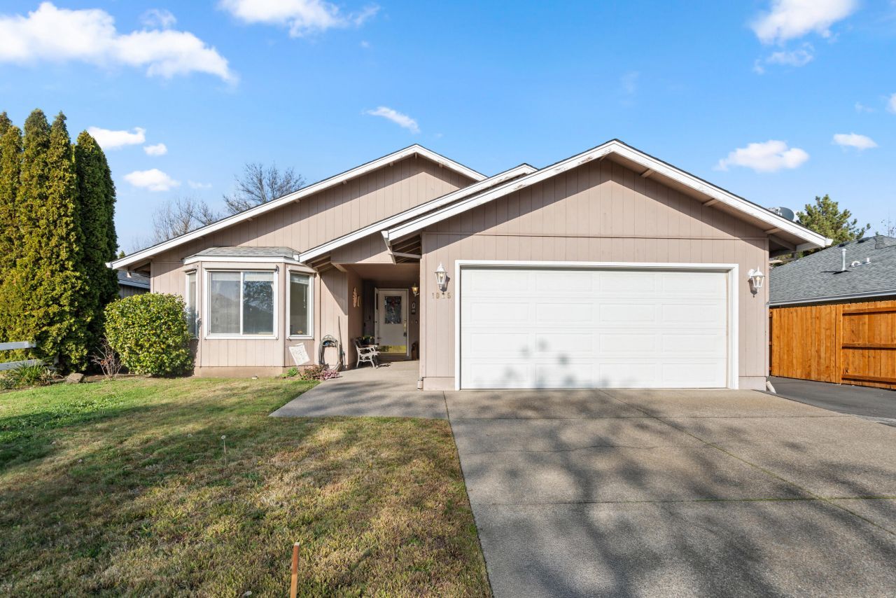 1025 Fairfield Avenue, Central Point, OR 97502 Main Photo