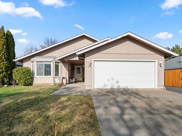 1025 Fairfield Avenue, Central Point, OR 97502