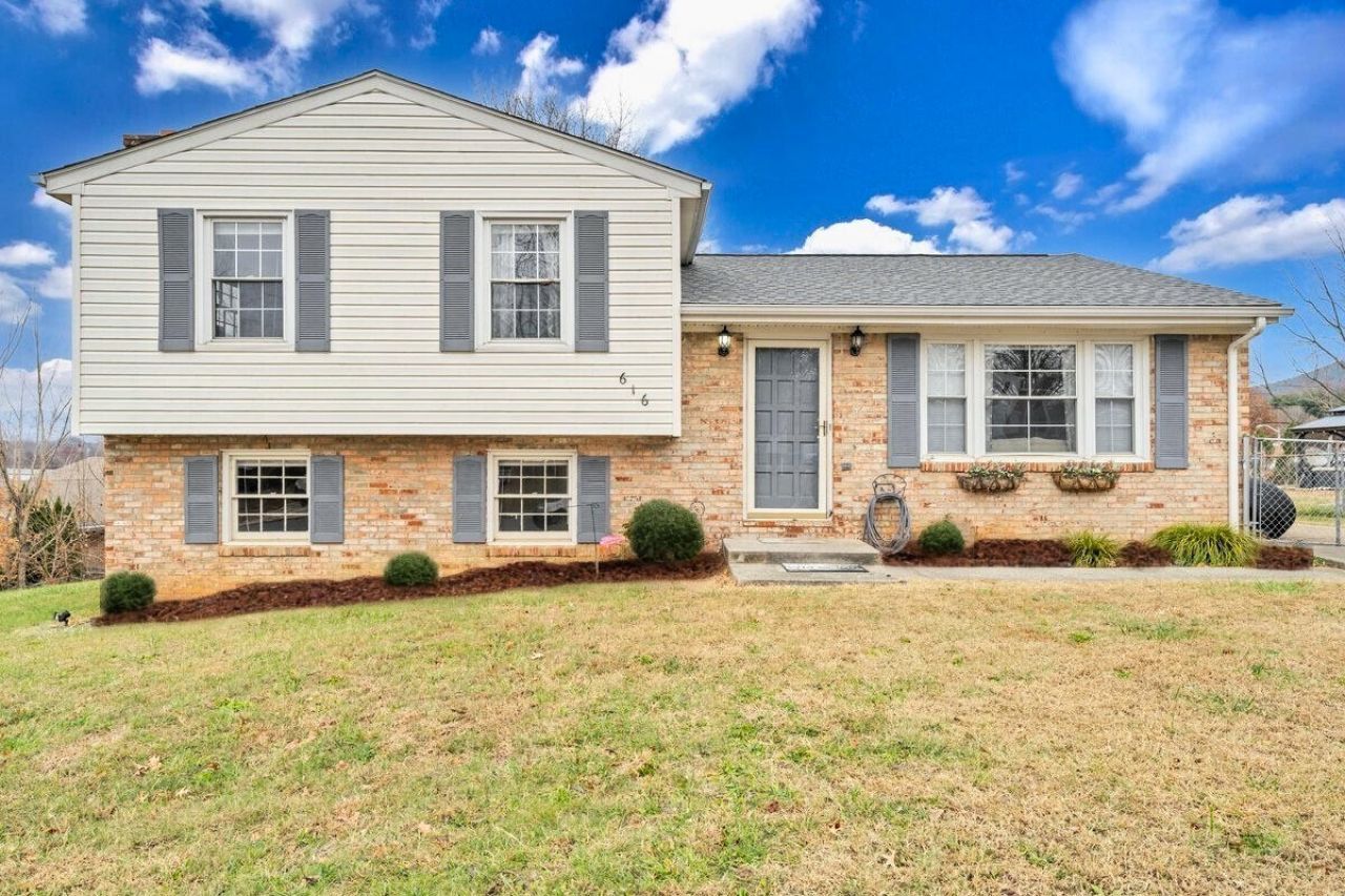 616 Elmcrest St Ne, Roanoke, VA 24019 Main Photo