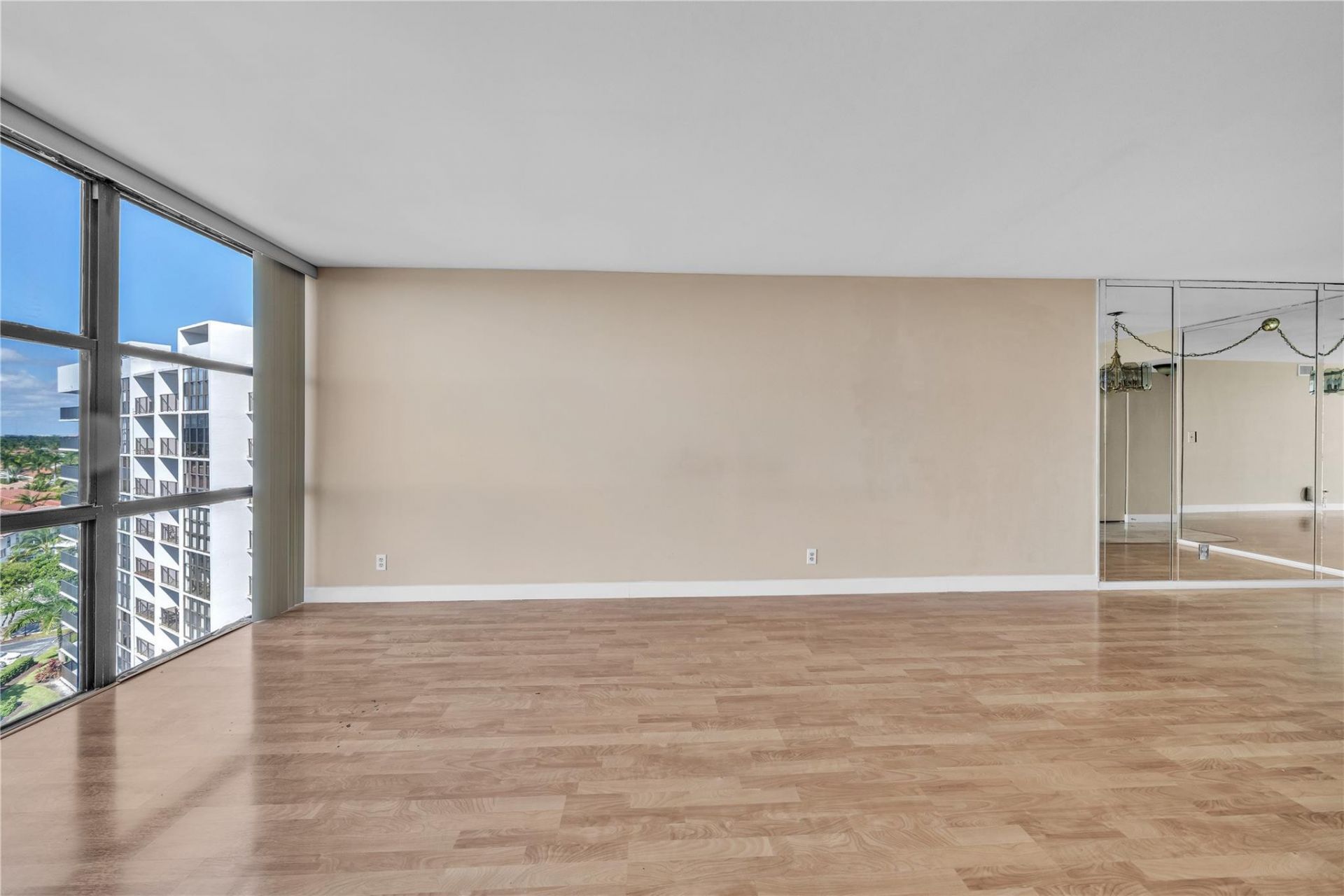 1000 Parkview Drive, Unit 925, Hallandale Beach, FL 33009 Photo