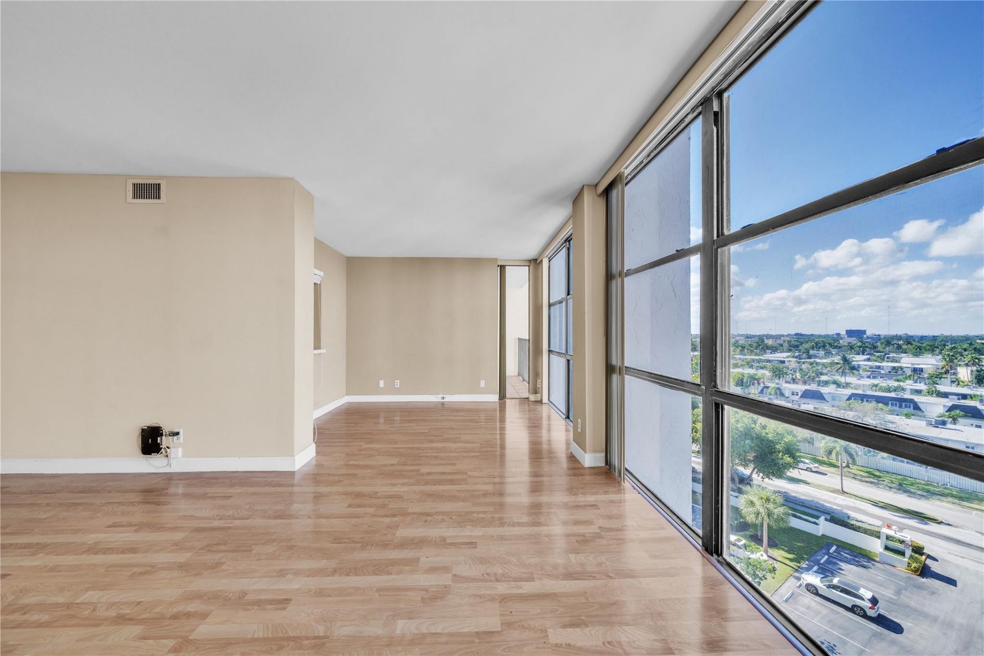 1000 Parkview Drive, Unit 925, Hallandale Beach, FL 33009 Photo