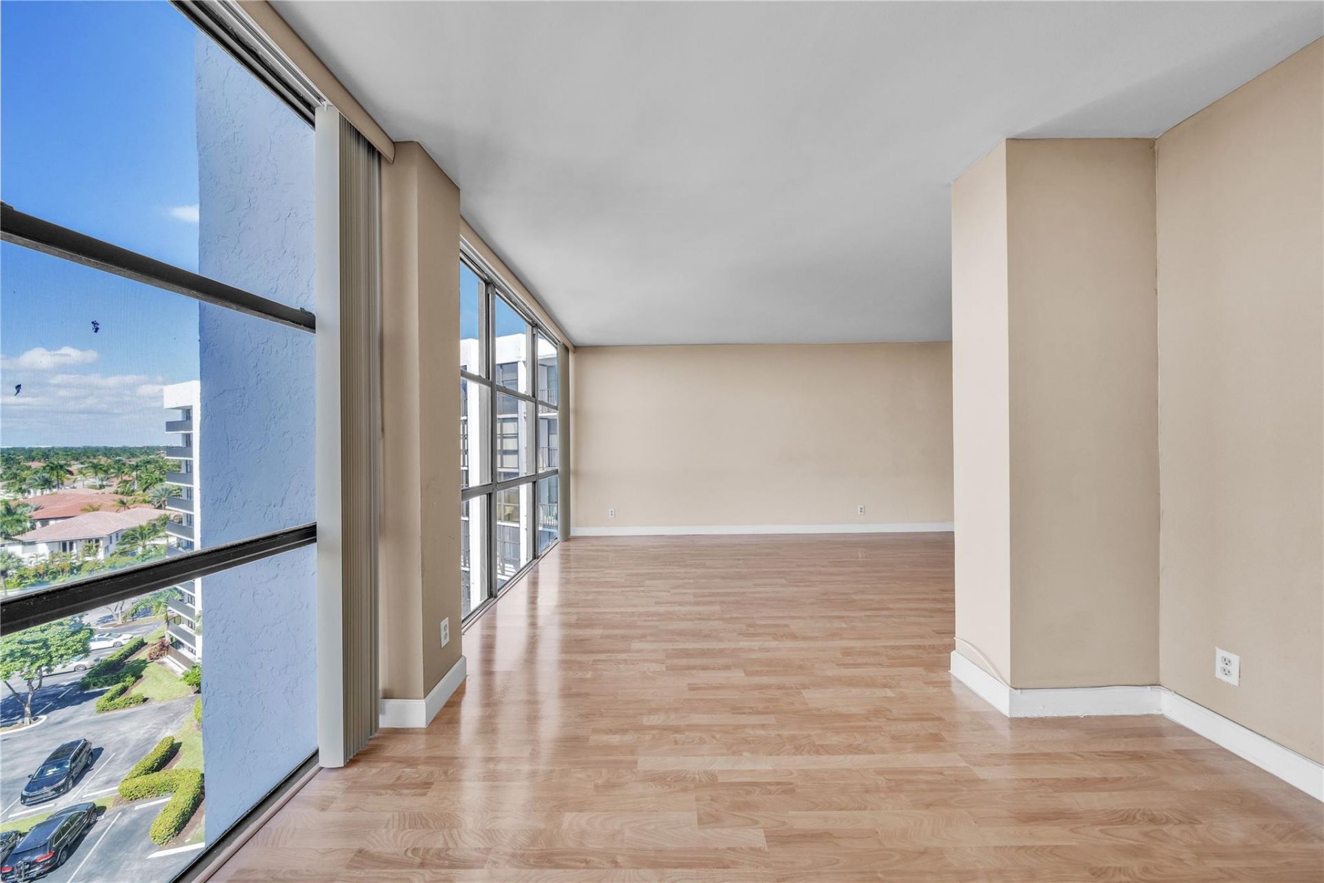 1000 Parkview Drive, Unit 925, Hallandale Beach, FL 33009 Photo