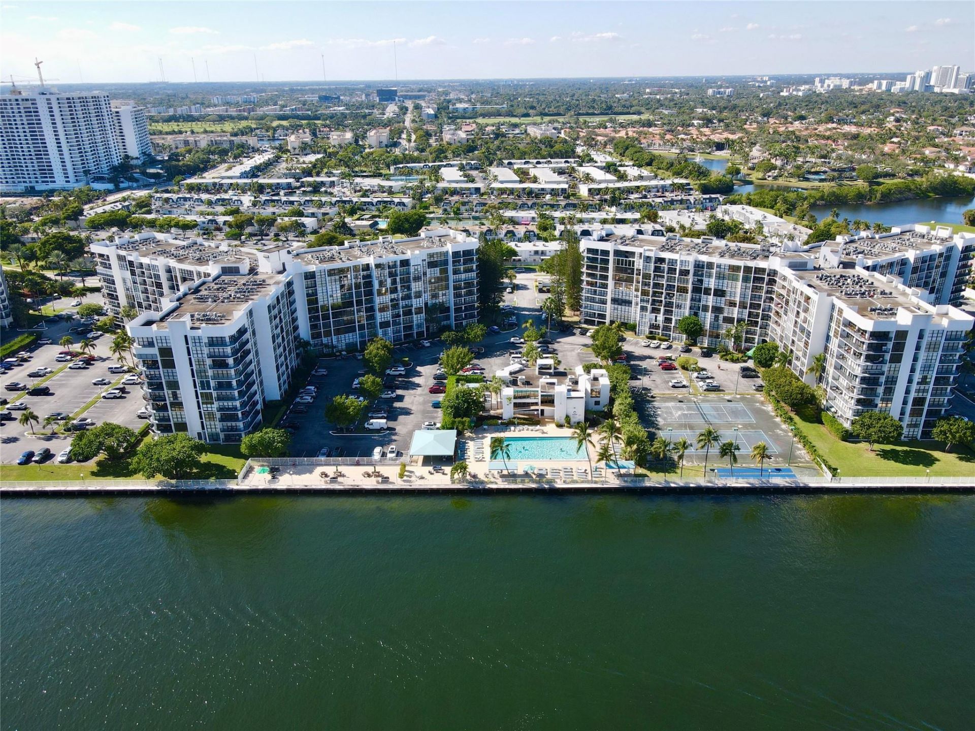 1000 Parkview Drive, Unit 925, Hallandale Beach, FL 33009 Photo