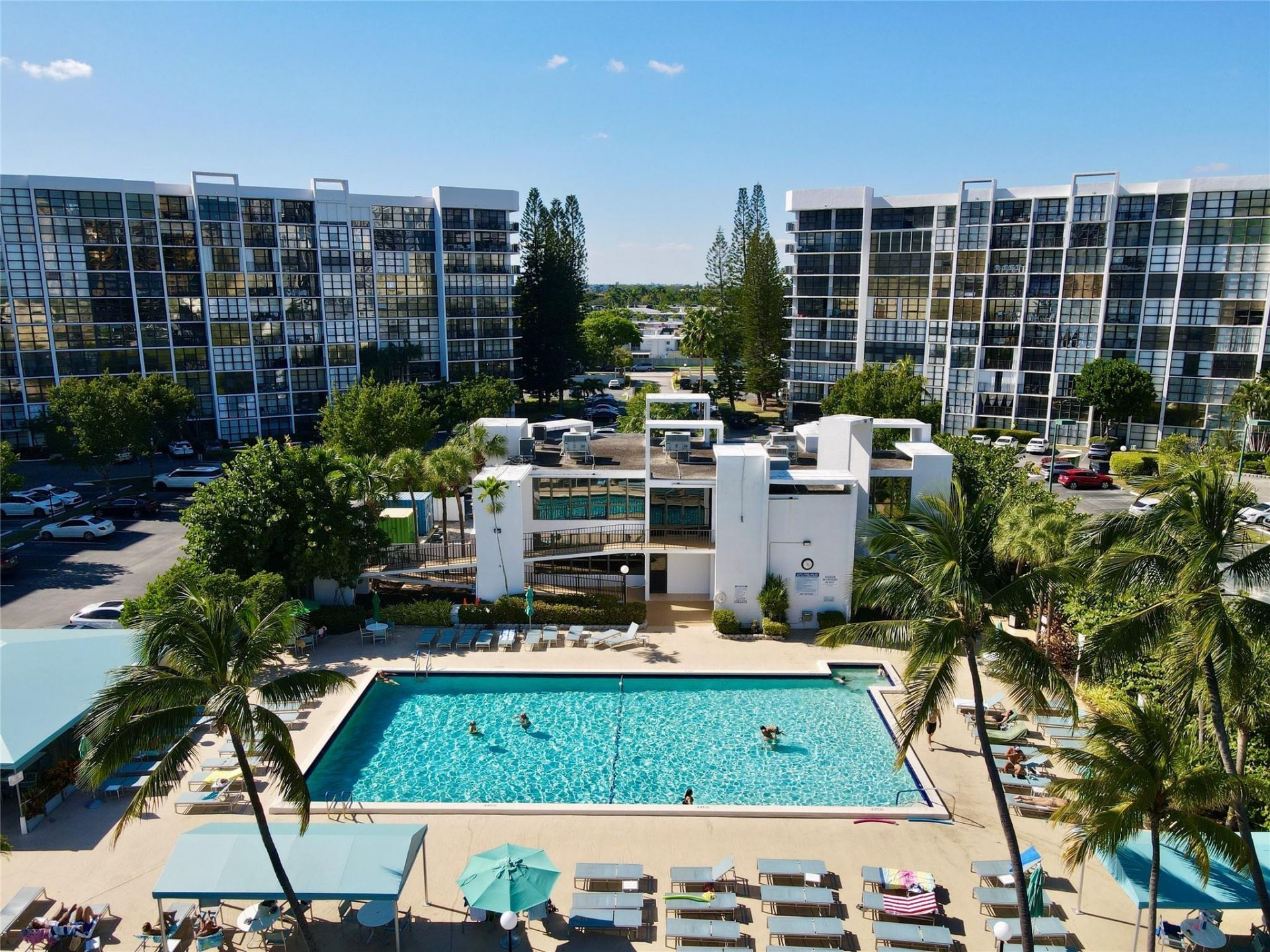 1000 Parkview Drive, Unit 925, Hallandale Beach, FL 33009 Photo