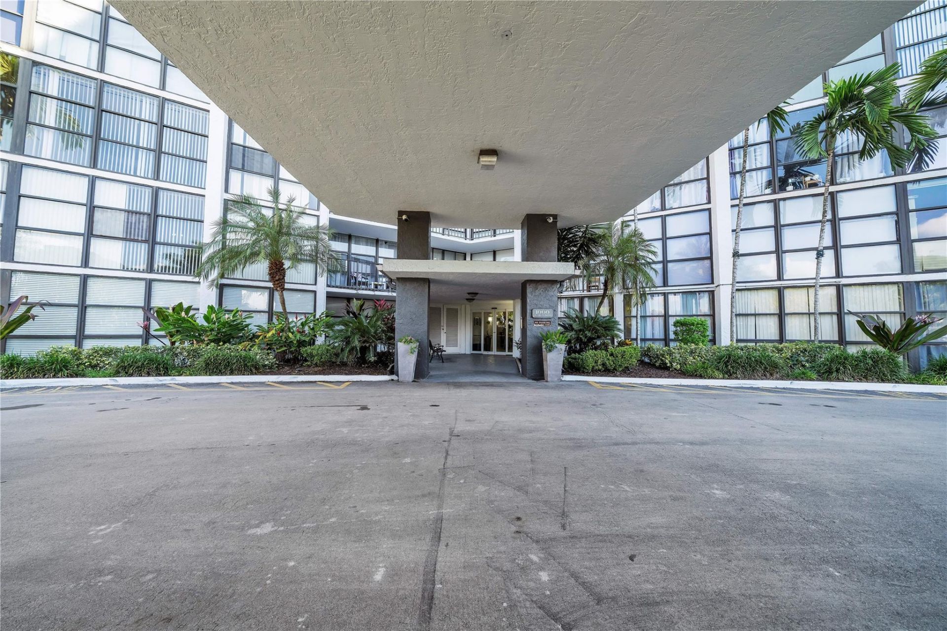 1000 Parkview Drive, Unit 925, Hallandale Beach, FL 33009 Photo