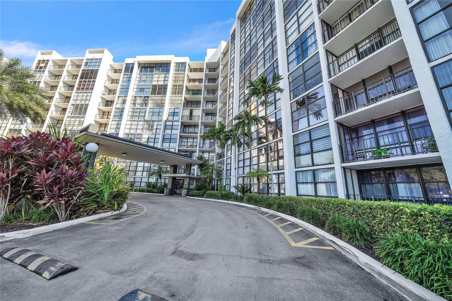 1000 Parkview Drive, Unit 925, Hallandale Beach, FL 33009 Photo