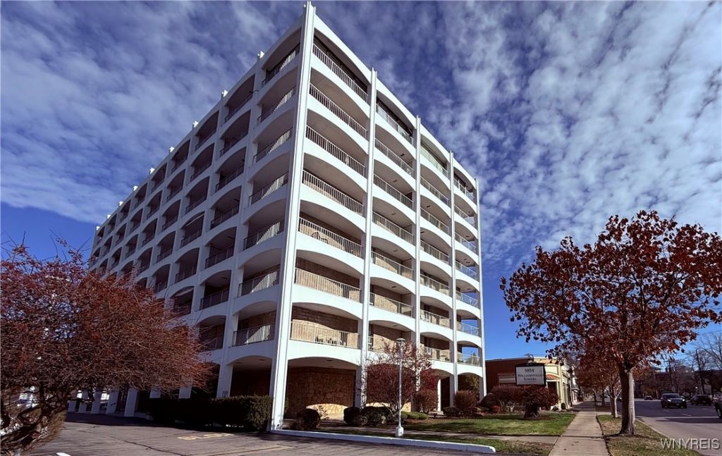 5854 Main Street, Unit 403, Williamsville, NY 14221 Main Photo