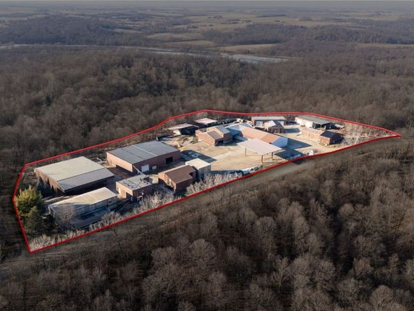 5837 29th Ave Dr, Vinton, IA 52349