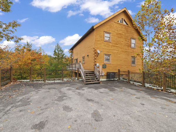 1447 Eagle Cloud Way, Sevierville, TN 37862