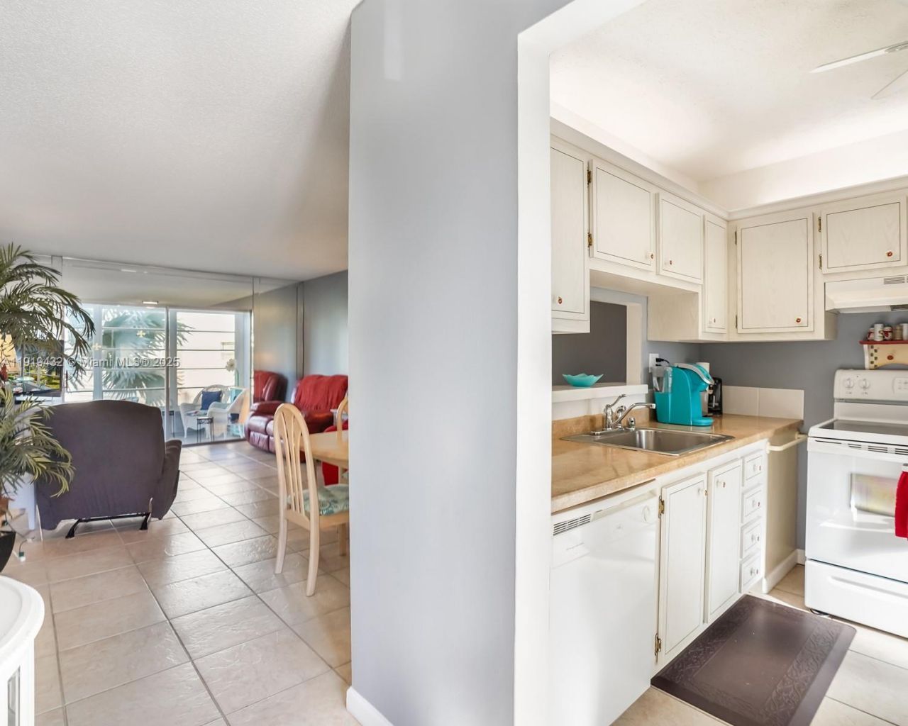 4705 NW 35th St, Unit 515, Lauderdale Lakes, FL 33319 Photo