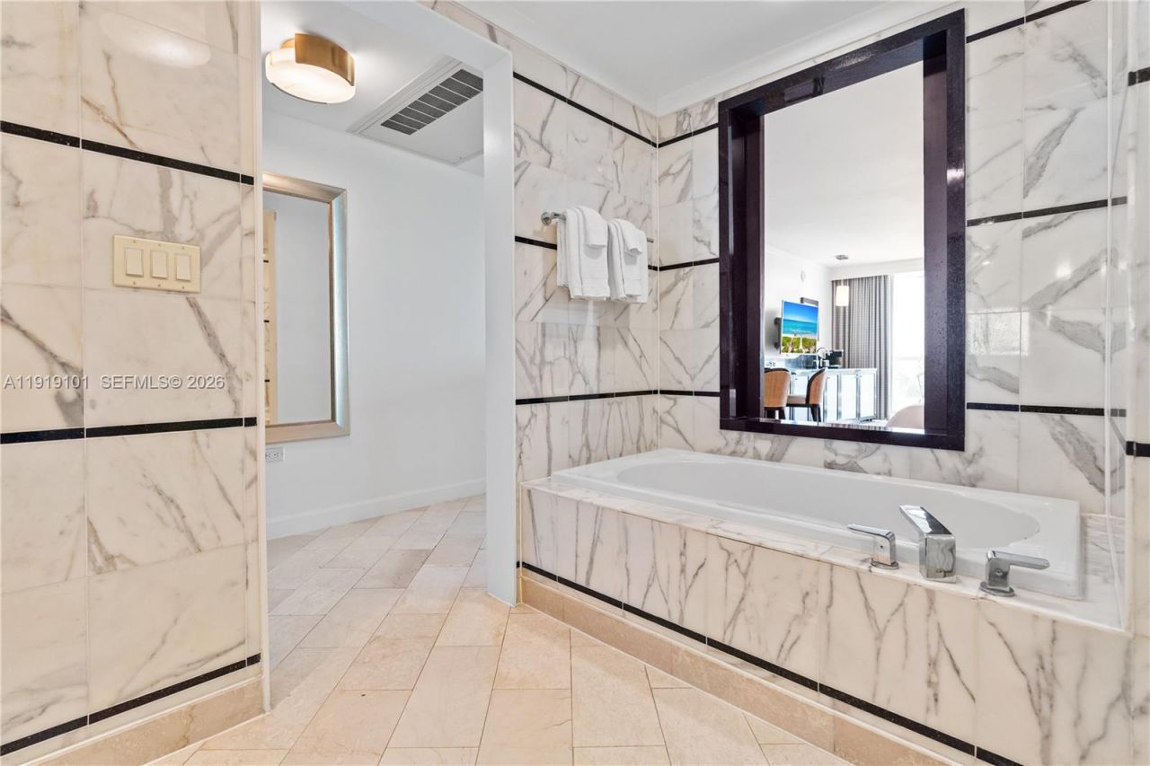 4391 Collins Ave, Unit 413, Miami Beach, FL 33140 Photo