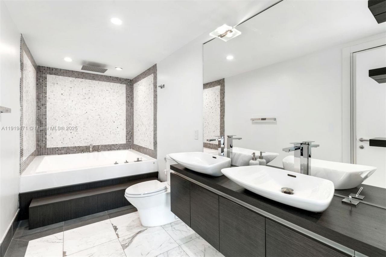 200 Biscayne Boulevard Way, Unit 303, Miami, FL 33131 Photo