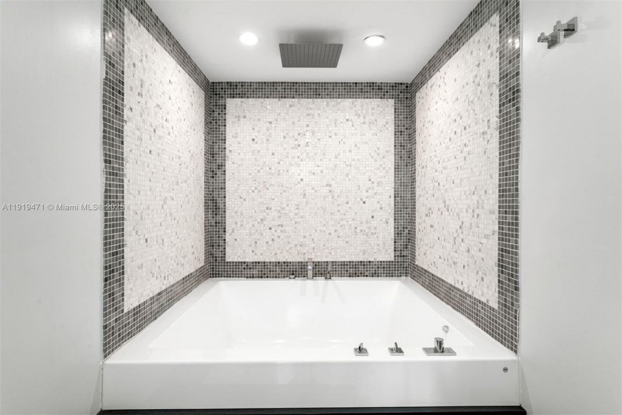 200 Biscayne Boulevard Way, Unit 303, Miami, FL 33131 Photo