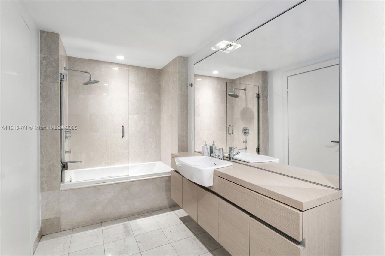 200 Biscayne Boulevard Way, Unit 303, Miami, FL 33131 Photo