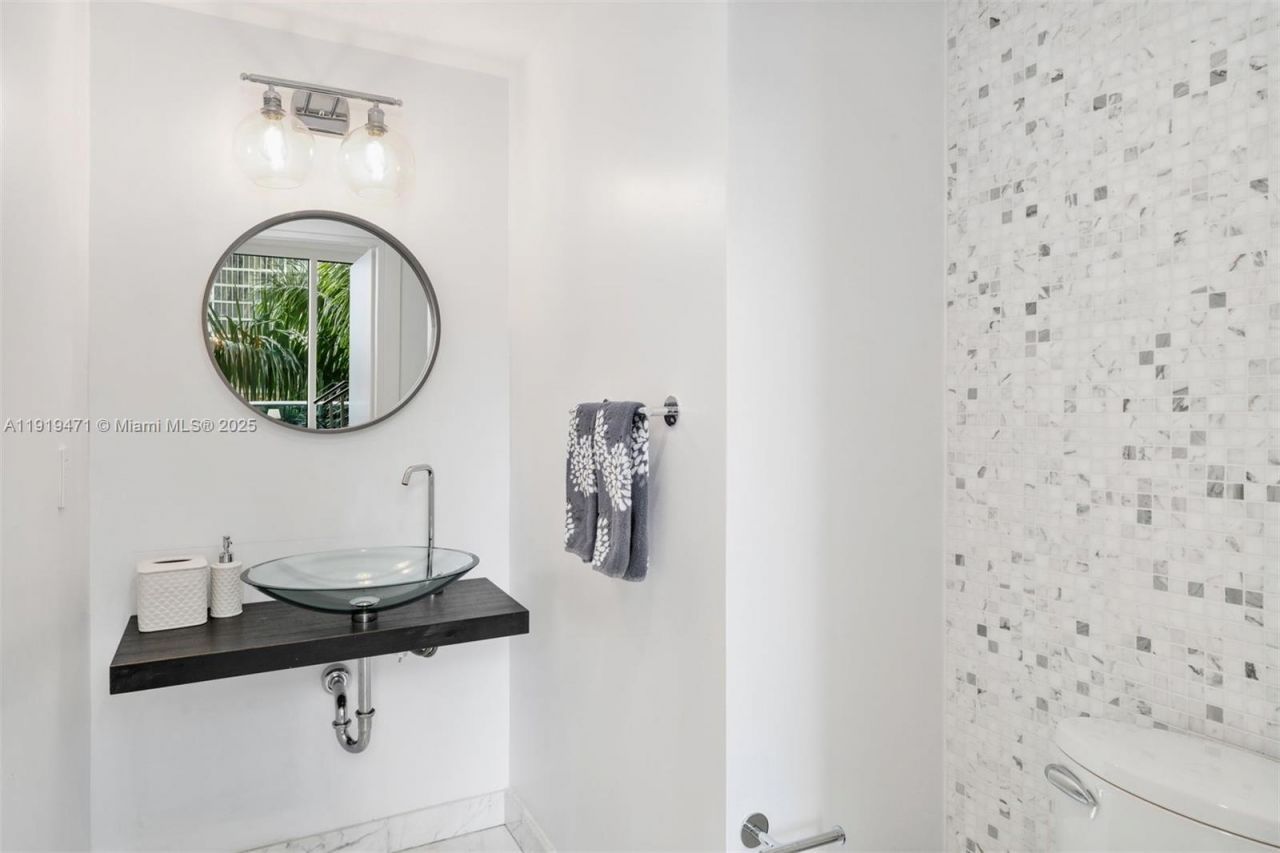 200 Biscayne Boulevard Way, Unit 303, Miami, FL 33131 Photo