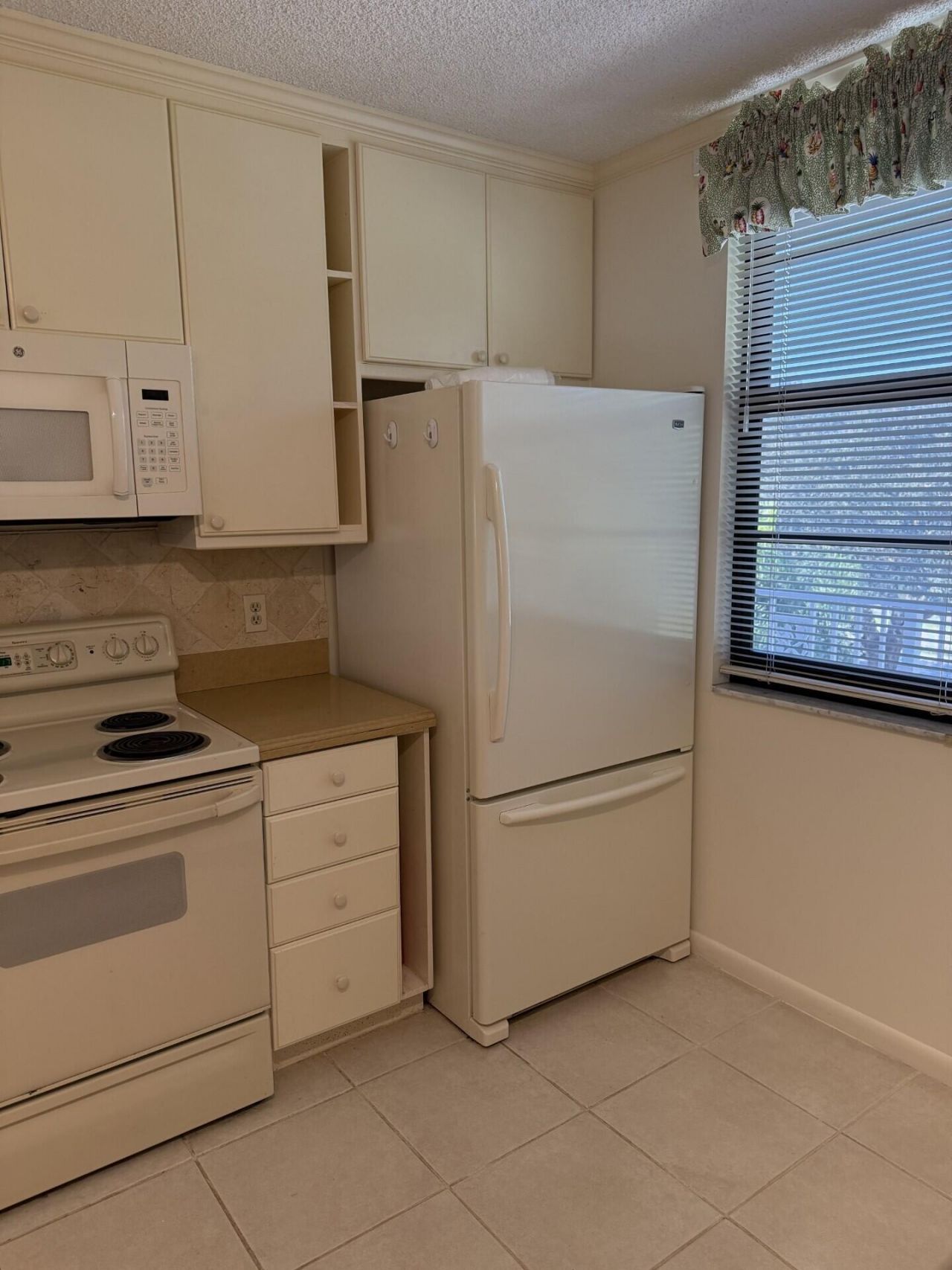 3710 Whitehall Drive, Unit 401, West Palm Beach, FL 33401 Photo