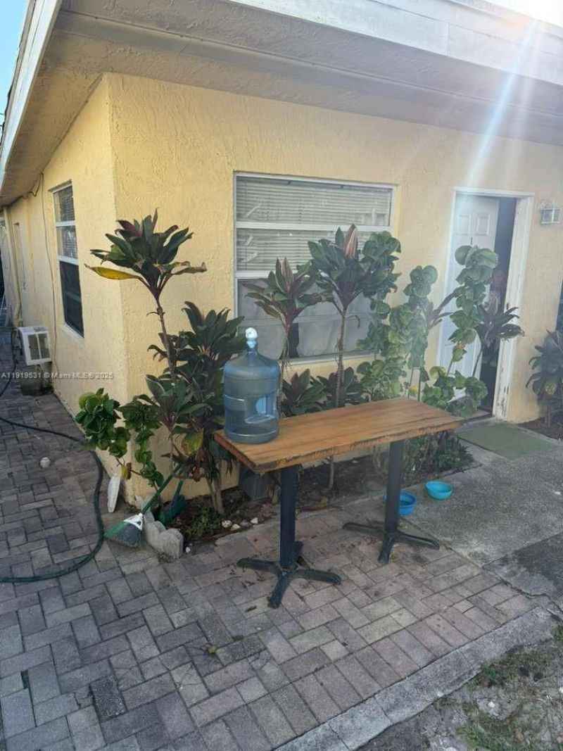 390 NE 30th St, Pompano Beach, FL 33064 Photo