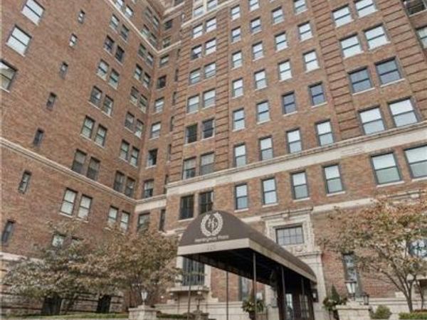 229 Ward Parkway, Unit 604B, Kansas City, MO 64112