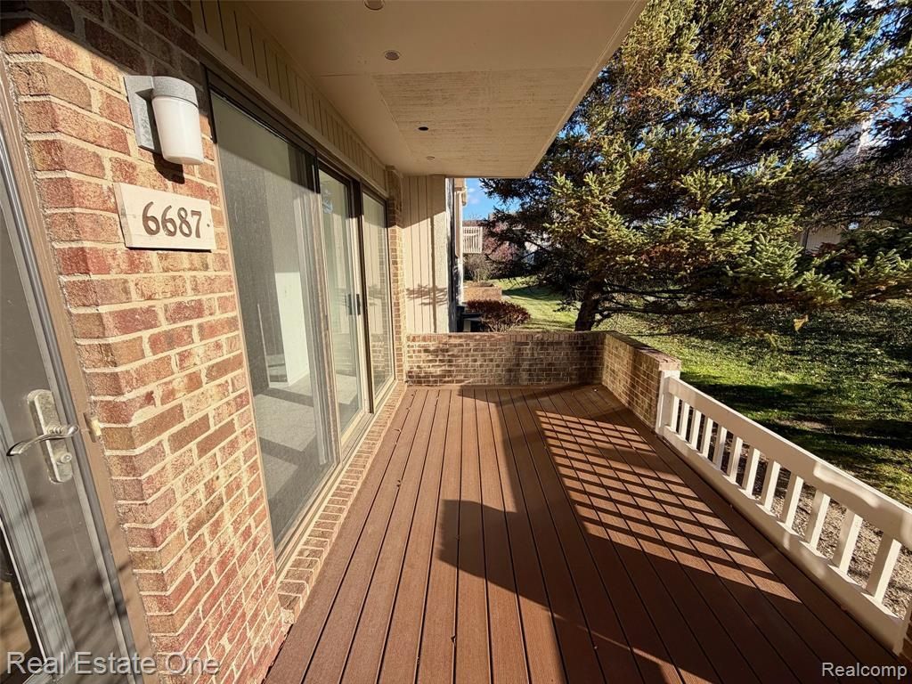 6687 Maple Lakes Drive, West Bloomfield Township, MI 48322 Main Photo