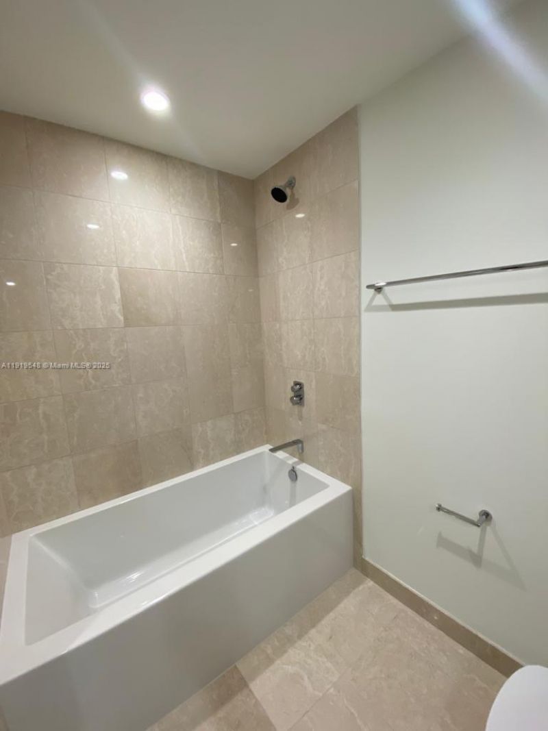 1000 Brickell Plz, Unit 3207, Miami, FL 33131 Photo