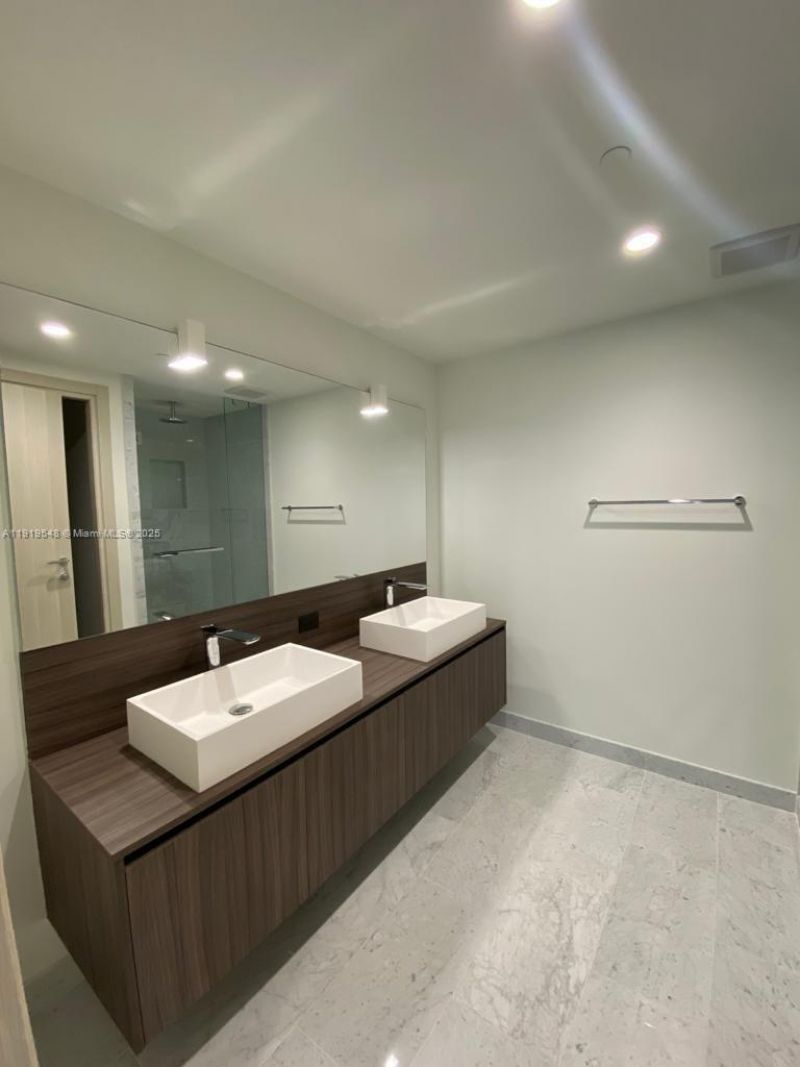 1000 Brickell Plz, Unit 3207, Miami, FL 33131 Photo