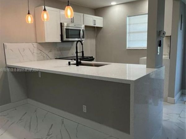 5102 NW 36th St, Unit 605, Lauderdale Lakes, FL 33319