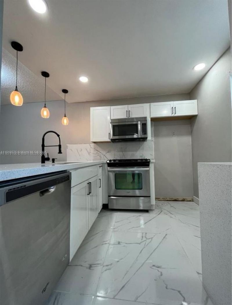 5102 NW 36th St, Unit 605, Lauderdale Lakes, FL 33319 Photo