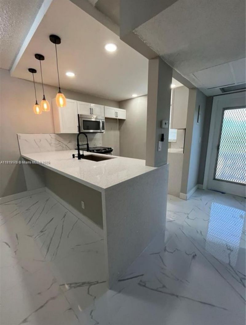 5102 NW 36th St, Unit 605, Lauderdale Lakes, FL 33319 Photo