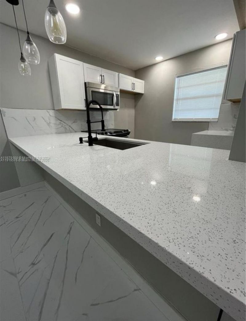 5102 NW 36th St, Unit 605, Lauderdale Lakes, FL 33319 Photo