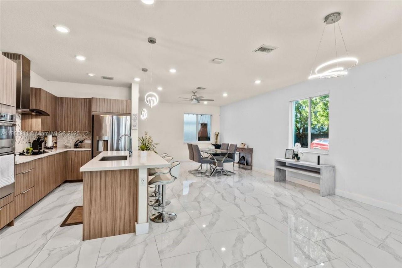 6680 NW 102nd Path, Doral, FL 33178 Photo