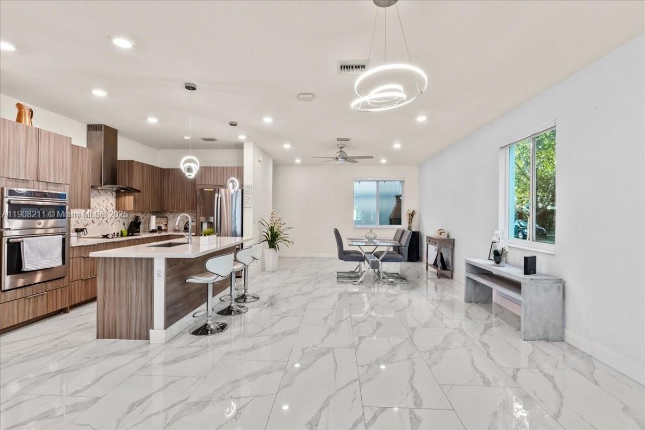 6680 NW 102nd Path, Doral, FL 33178 Photo