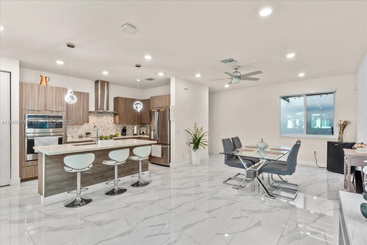 6680 NW 102nd Path, Doral, FL 33178 Photo