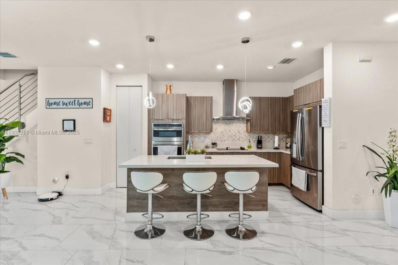 6680 NW 102nd Path, Doral, FL 33178 Photo