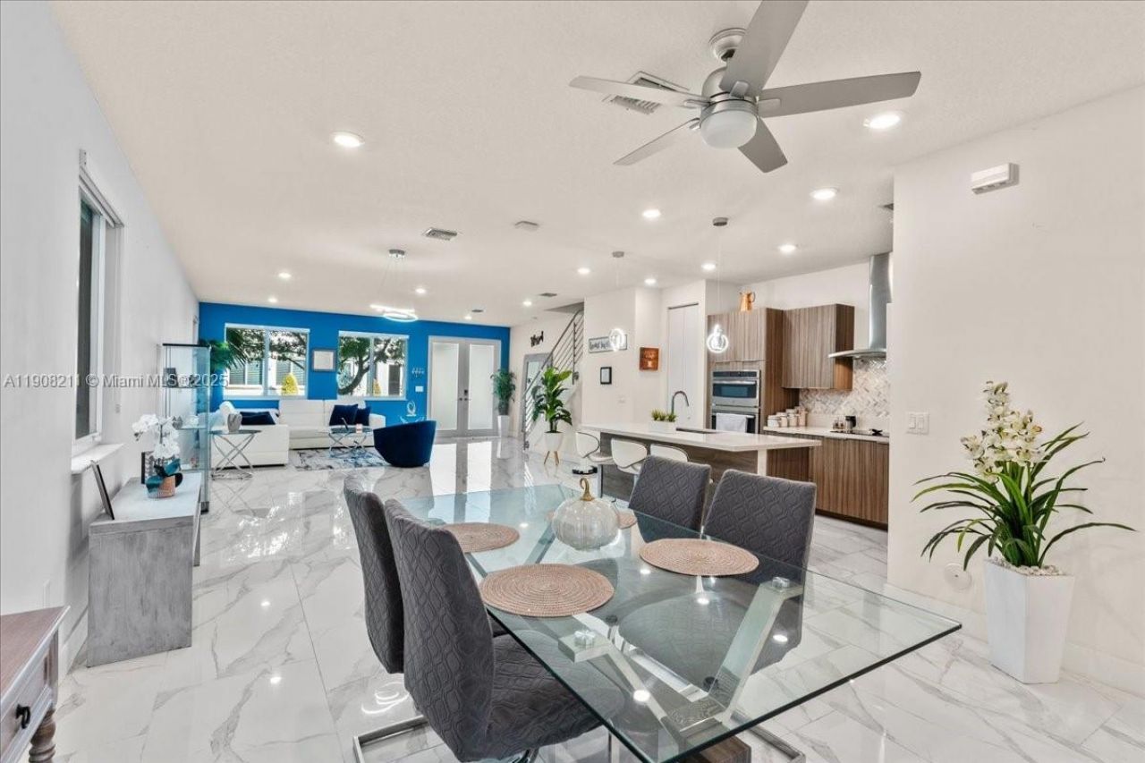 6680 NW 102nd Path, Doral, FL 33178 Photo