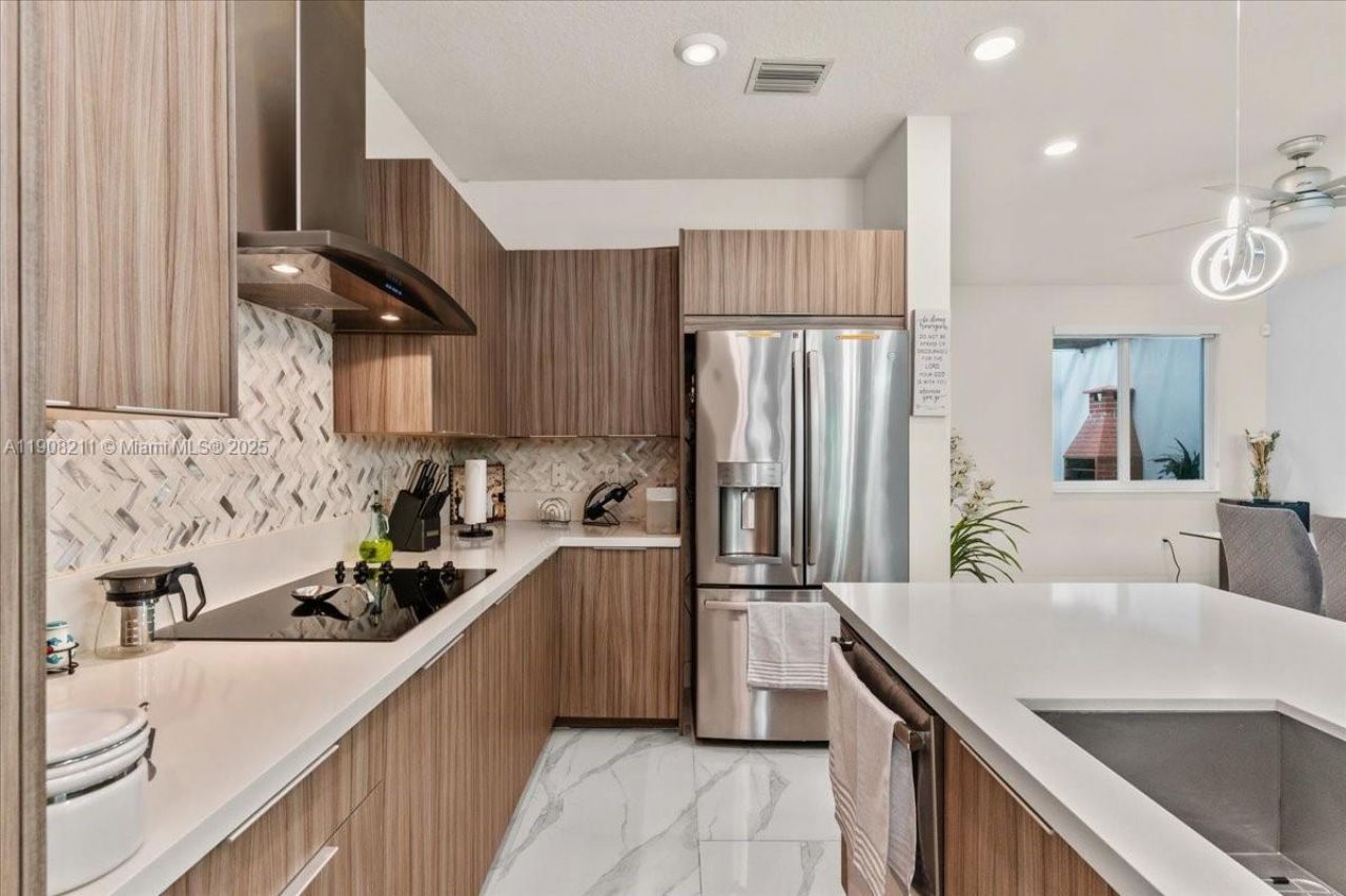 6680 NW 102nd Path, Doral, FL 33178 Photo