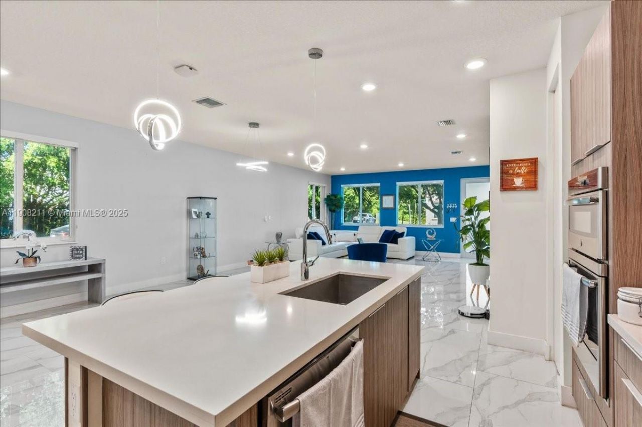 6680 NW 102nd Path, Doral, FL 33178 Photo