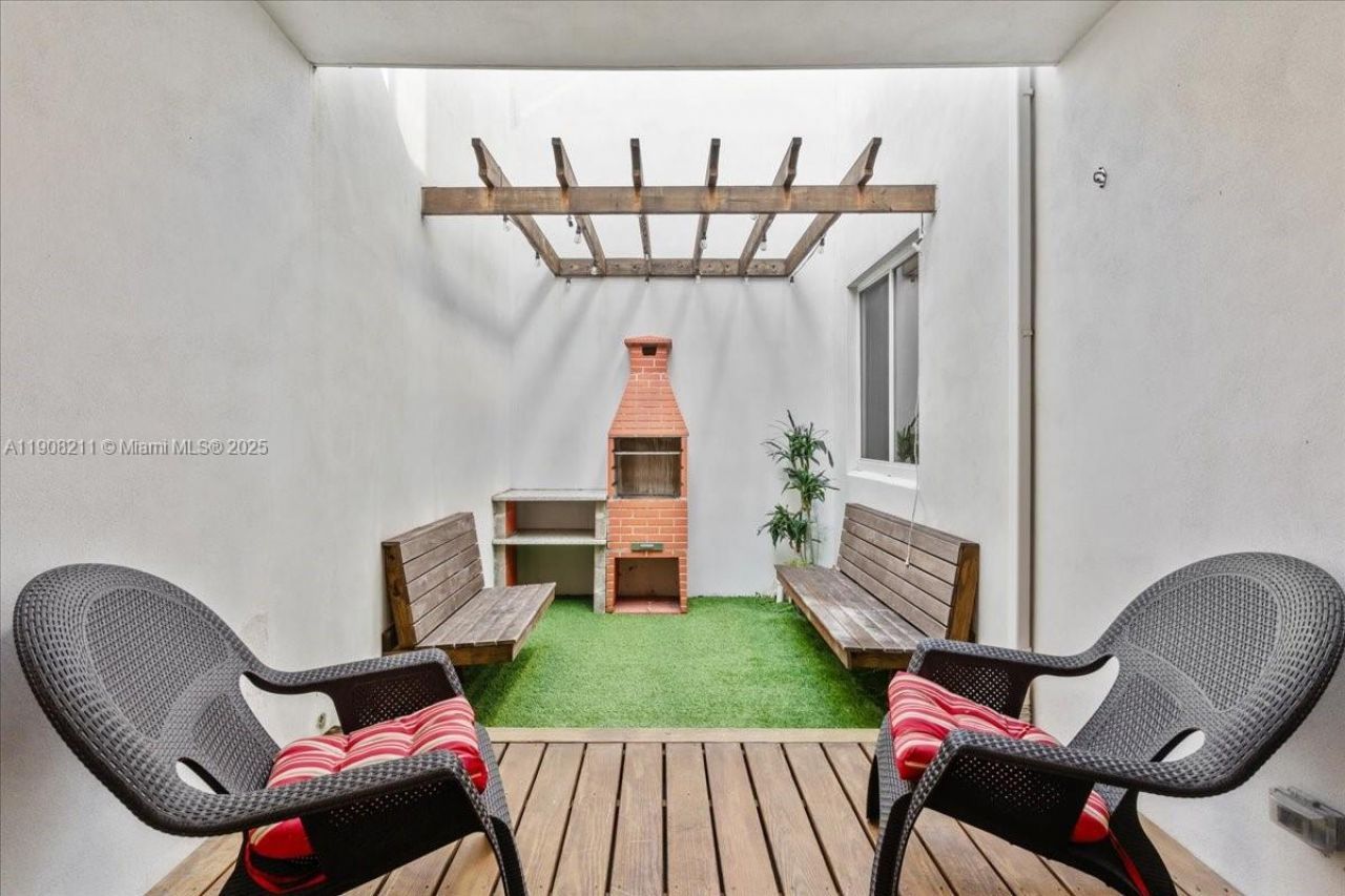 6680 NW 102nd Path, Doral, FL 33178 Photo