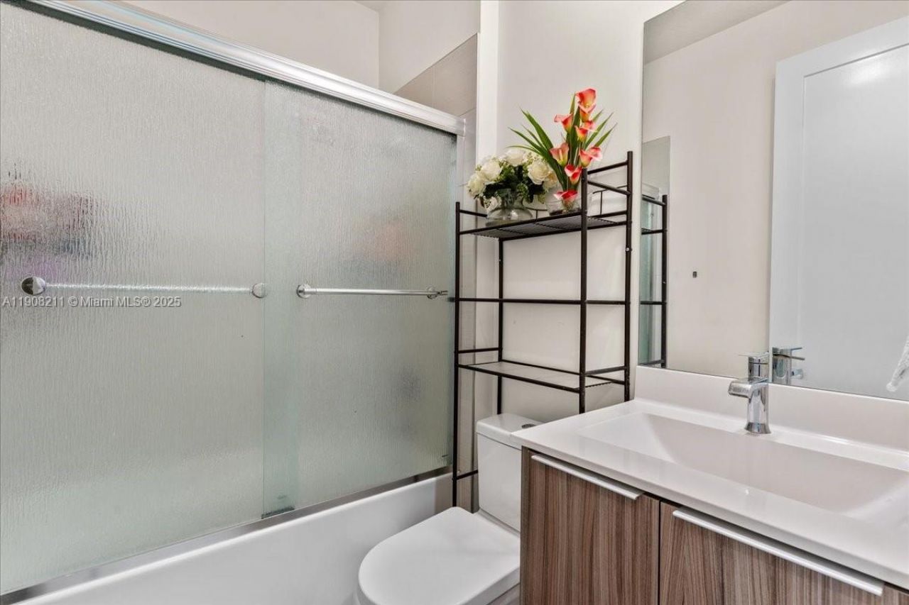 6680 NW 102nd Path, Doral, FL 33178 Photo