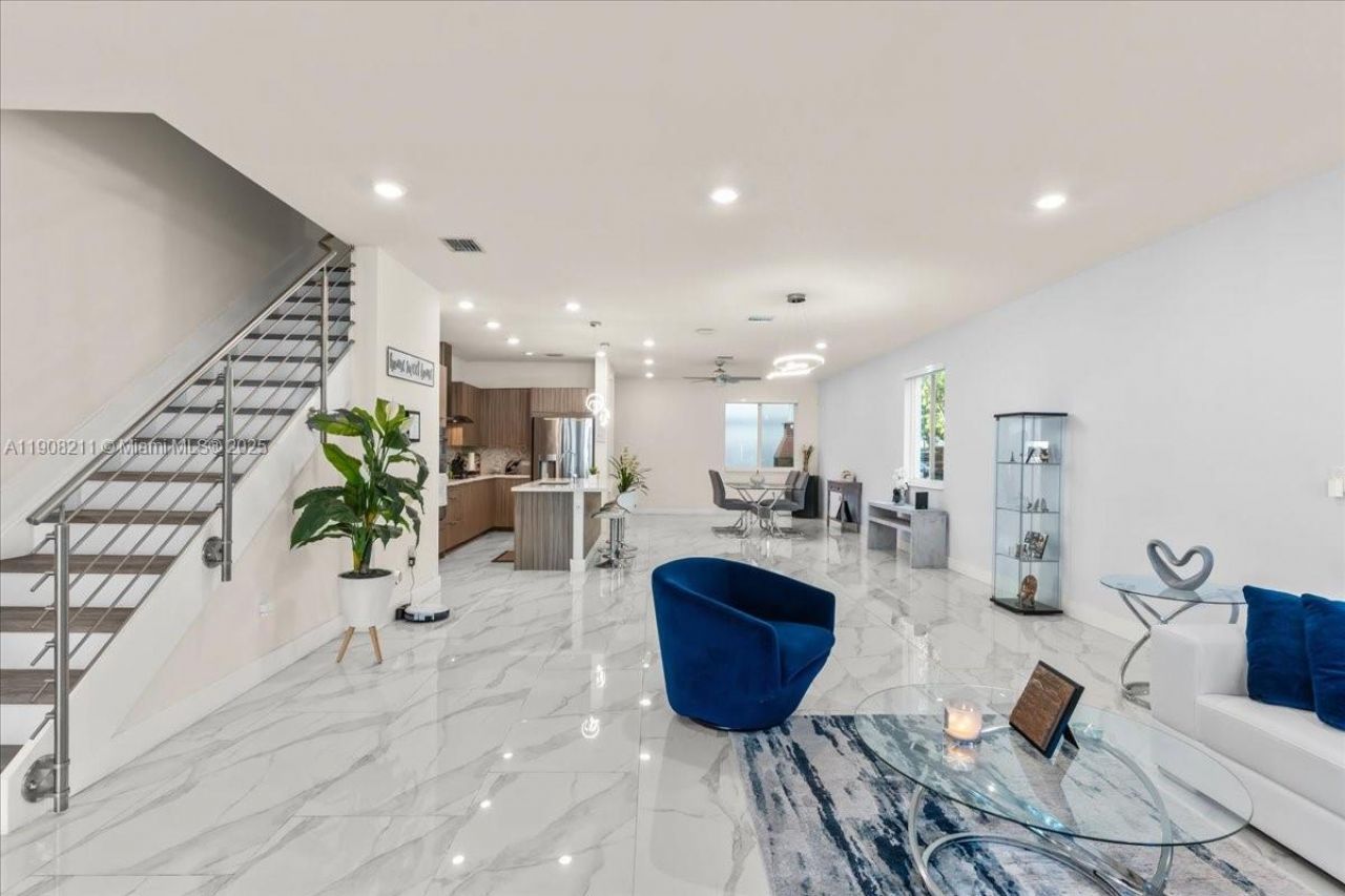 6680 NW 102nd Path, Doral, FL 33178 Photo